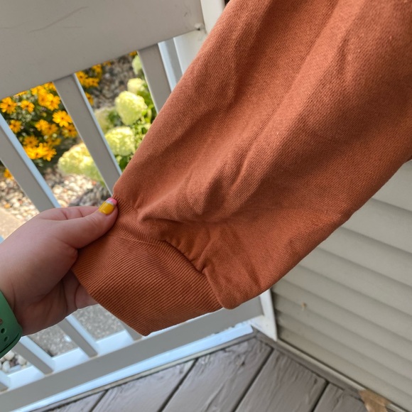 BNWT Yellowstone Cropped Crewneck Sweatshirt - Women’s Size XL - Picture 3 of 8